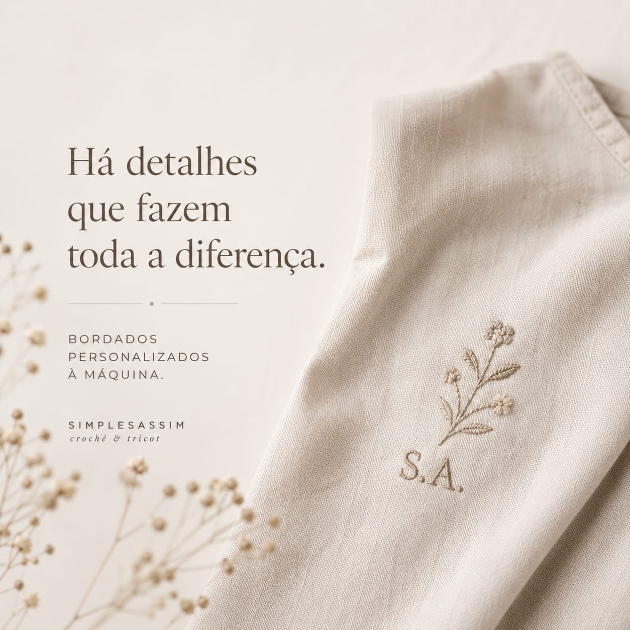 Bordado personalizado à máquina — detalhe floral com iniciais S.A.